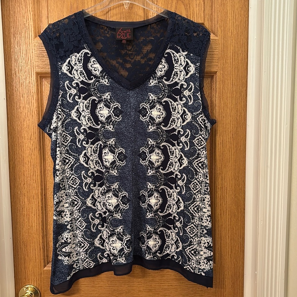 French Blue Woman - sleeveless navy and white shirt with lace